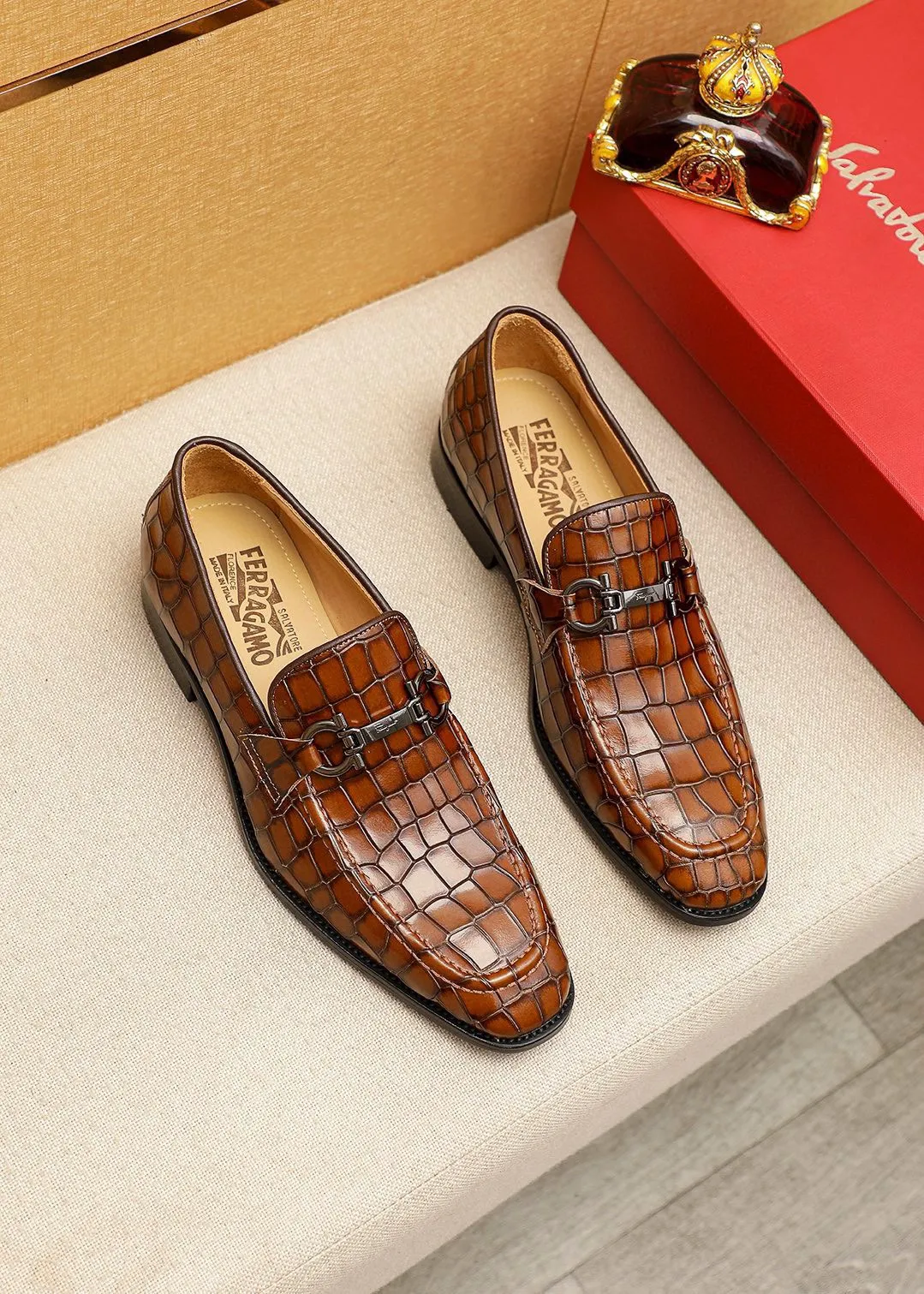 Men's shoes 💰460 💐 Product trademark: Ferragamo "Ferragamo" casual leather shoes Regular size: 38-44 (45.46🉑️customized) Product materials: Selected imported first-layer open-edge beaded cowhide floral upper + luxury hardware buckle, imported water-dyed cowhide leather lining. Strong three-dimensional visual effect, original outsole color: 2 colors available